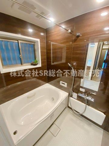 末広町中古戸建の浴室|足をゆったりと伸ばして浸かれる浴槽です♪