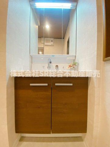 末広町中古戸建の独立洗面台|新調されたばかりの独立洗面台♪鏡裏に小物を置くことができて便利です。