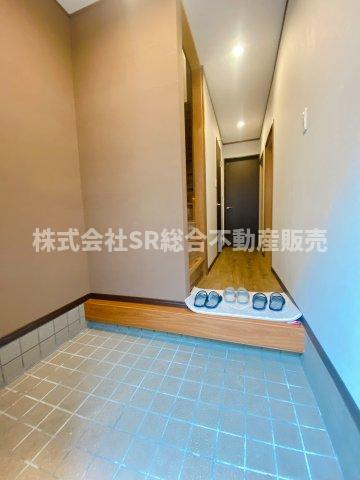 末広町中古戸建の玄関|玄関にシューズボックスを置いても広く使えます！