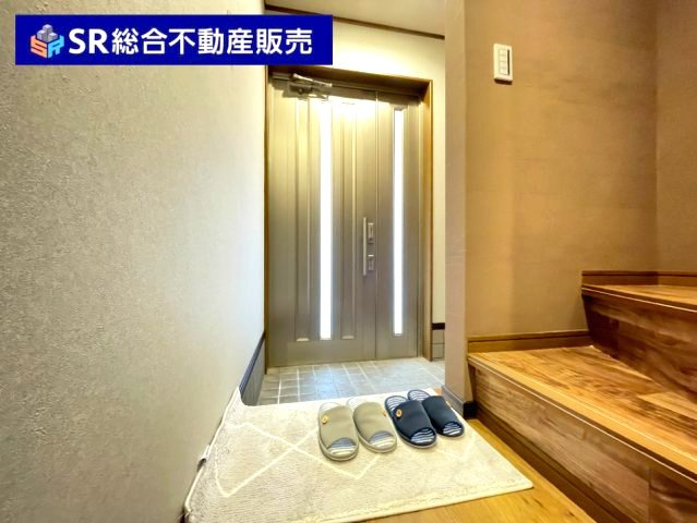 末広町中古戸建の玄関|玄関にシューズボックスを置いても広く使えます！