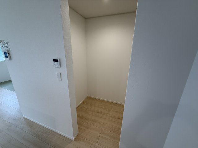 クレイドルガーデン前橋市川原町第４　１号棟の収納|キッチン横のパントリー収納です。