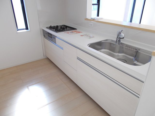 クレイドルガーデン前橋市川原町第４　１号棟のキッチン|【イメージ画像】人気のカウンターキッチン採用です☆
コンロも３口ご用意しています！調理スペースも広くストレスなくお料理できます。
浄水器つきなので美味しいお水も飲めますよ♪