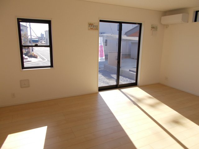 クレイドルガーデン前橋市川原町第４　１号棟の居間・リビング|【イメージ画像】ゆったり過ごせる16帖リビングです
人気の対面式キッチンを配した空間はお好みの家具も合わせやすく、家族がくつろぐ快適な空間造りをサポート。窓からは明るい陽光が差し込みます。