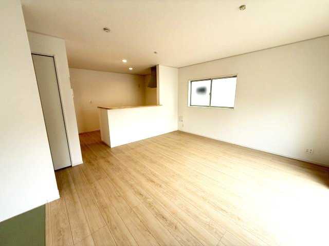 クレイドルガーデン前橋市川原町第４　１号棟の居間・リビング|ゆったり過ごせる16帖リビングです
人気の対面式キッチンを配した空間はお好みの家具も合わせやすく、家族がくつろぐ快適な空間造りをサポート。窓からは明るい陽光が差し込みます。