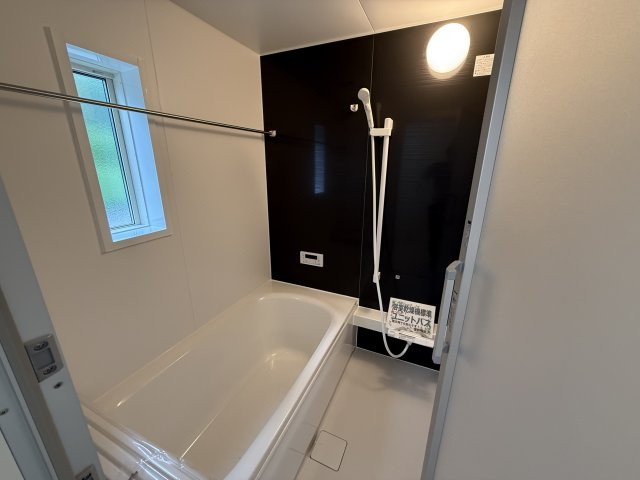 クレイドルガーデン前橋市川原町第４　１号棟の浴室|１坪タイプのフルオートバスです！
足を延ばして入れる広さなので一日の疲れも癒されますよ♪
室内物干しや浴室乾燥機もあるのでお天気の悪い日にはランドリースペースとしてもご利用できます！