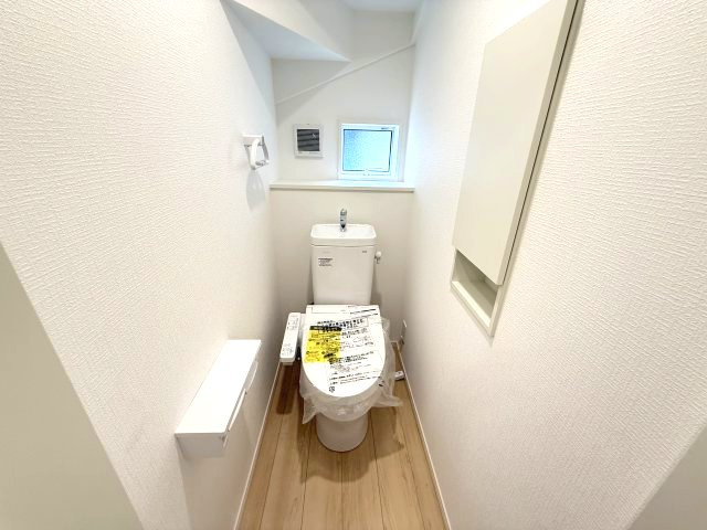 クレイドルガーデン前橋市川原町第４　１号棟のトイレ|1階トイレです。清潔感のある白を基調としています。
温水洗浄・便座暖房機能の付いた快適なトイレです☆