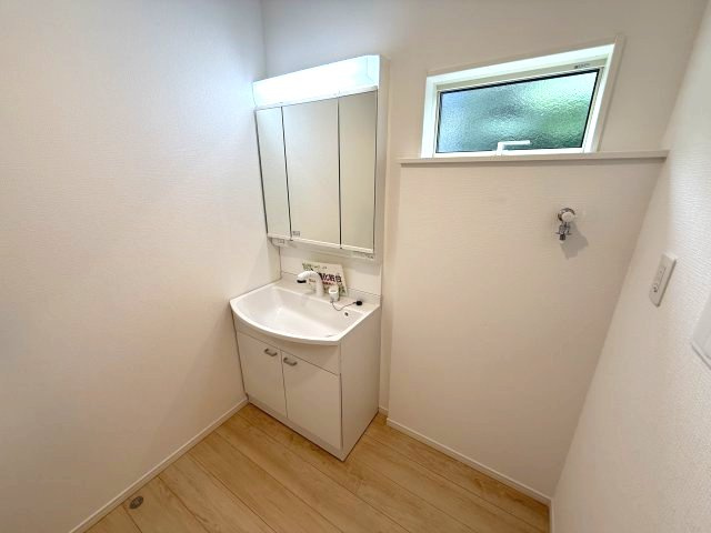 クレイドルガーデン前橋市川原町第４　１号棟の独立洗面台|シャワー水栓付き洗面台で朝の身支度もバッチリです！
洗面台には収納スペースもあり洗面室もすっきり片付きますよ！