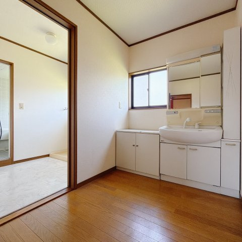 【中古戸建】足利市小俣町の独立洗面台|■洗面室｜ゆとりのある洗面脱衣室ではお子様と並んで歯磨きもできるので一緒に成長を楽しめます♪ひろびろとした洗面室で、朝の準備も楽しくなります☆.*