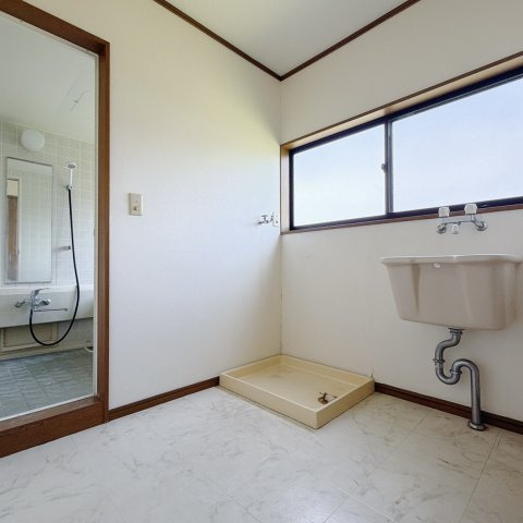 【中古戸建】足利市小俣町の脱衣所|■脱衣室｜独立した脱衣室は、来客時でも生活感を見せずに済み、しっかりとプライベート空間を守ります。