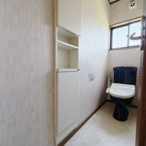 【中古戸建】足利市小俣町のトイレ|■トイレ｜1階と2階にトイレがございます♪壁には小物を置けるスペースがあるのでトイレットペーパーのストックを置いておくのにも便利です♪写真などを飾ってもおしゃれですね♪