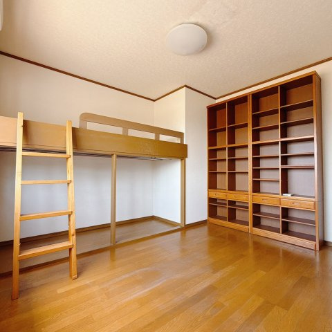 【中古戸建】足利市小俣町の洋室|■洋室｜お子様の一人部屋にピッタリな洋室。木のぬくもりを感じるフローリングは、天然木の味わいが時とともに深みを増していきます。また、傷にも強く、フリーワックスでお手入れもラクラクです♪