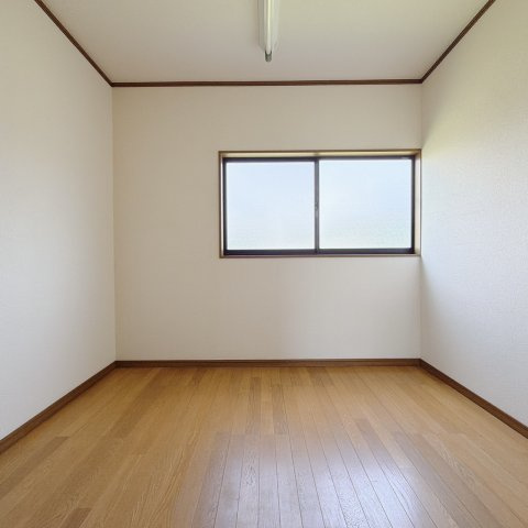 【中古戸建】足利市小俣町の収納|■納戸｜お洋服はもちろん、使う頻度の少ない家具や小物・場所を取りがちな旅行用のスーツケースなどもしまえます。また、厚手のコートをしまっても充分な広さを堪能できるプランです♪