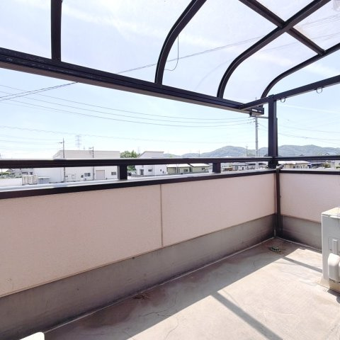 【中古戸建】足利市小俣町のバルコニー|■バルコニー｜あたたかな陽のひかりを浴びることのできるバルコニー。お洗濯物やお布団を干せば、家族みんなが気持ちよく暮らすことができます(*^^*)