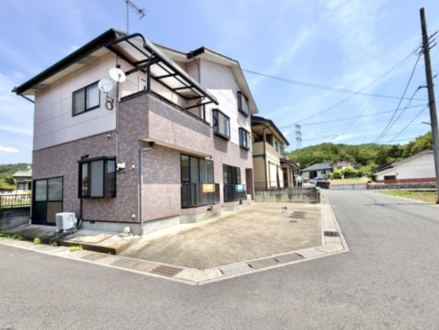 【中古戸建】足利市小俣町の外観|■外観｜室内の隅まで陽射しが差し込みやすい全居室南向き♪リビングやバルコニーからお子様の遊ぶ姿を見守ることができます。