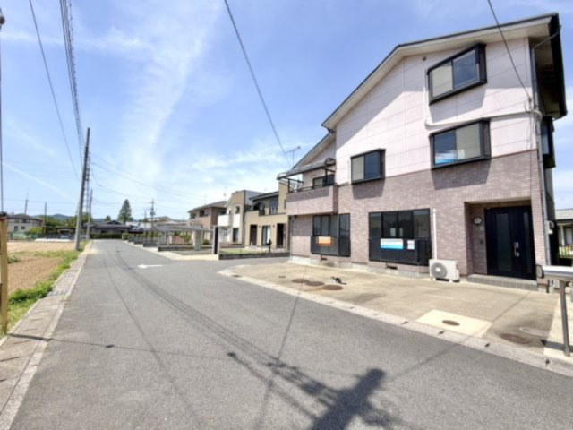【中古戸建】足利市小俣町の外観|■外観｜前面道路が広く見渡しが良いため、車の出入りやすれ違いもスムーズで日々の運転も安心して行えます♪