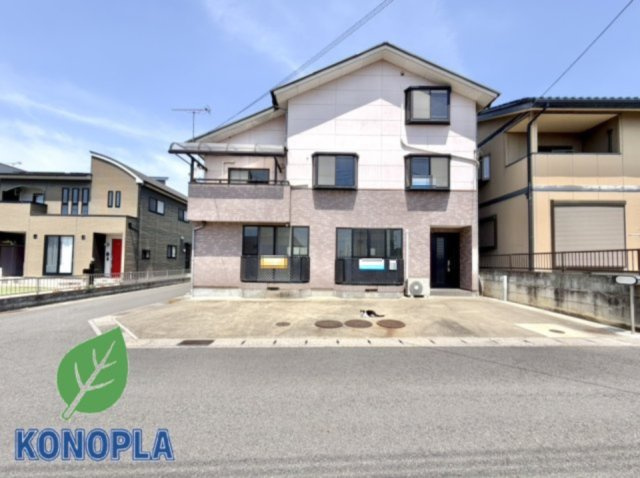 【中古戸建】足利市小俣町の外観|■外観｜広々とした駐車スペースで楽々並列3台駐車可能！お買い物後もスムーズにお荷物を運べます♪