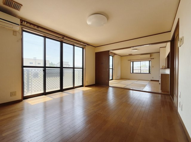 【中古戸建】足利市小俣町の居間・リビング|■リビング｜時の流れと共に陽射しは装いを変え空間に新たな彩りを与えます。一日中家に居ても飽きることなく過ごすことができる素敵な空間です♪