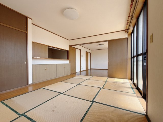 【中古戸建】足利市小俣町の居間・リビング|■リビング｜落ち着きのある表情を見せるリビングダイニング。太陽の光がたっぷり差し込むリビングは、自然とご家族が集まる居心地の良い空間です。