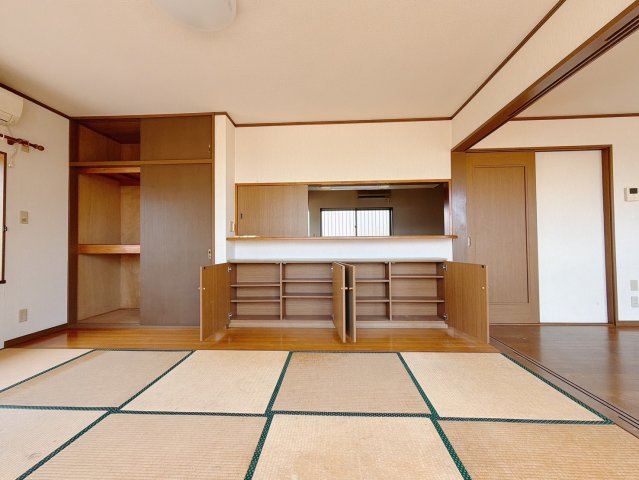 【中古戸建】足利市小俣町の居間・リビング|■リビング｜家族でゆったりくつろげる、居心地の良いリビング♪賃貸と違って、テレビや音楽の音を気にしなくて良いことが嬉しいですね(*＾＾*)