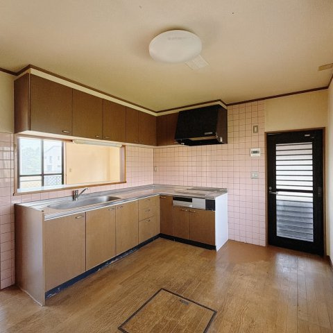 【中古戸建】足利市小俣町のキッチン|■キッチン｜お料理をしながら会話も弾むカウンター。出来上がったお料理をカウンター越しからお子様に運んでもらったりと、お手伝いも楽しくしてもらえることができます♪