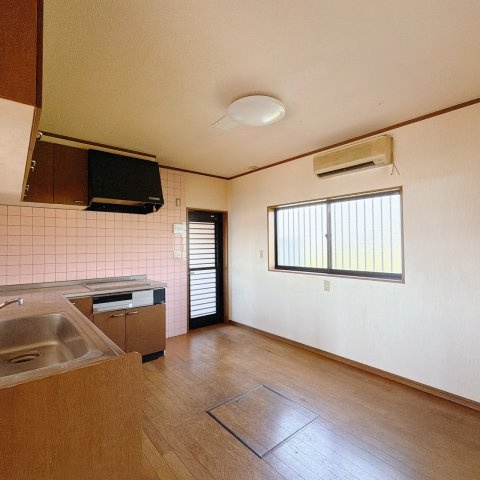 【中古戸建】足利市小俣町のキッチン|■キッチン｜キッチンの部屋が独立している為、お料理時の油の臭いや煙などが隣接するお部屋に充満しにくい造りとなっています♪