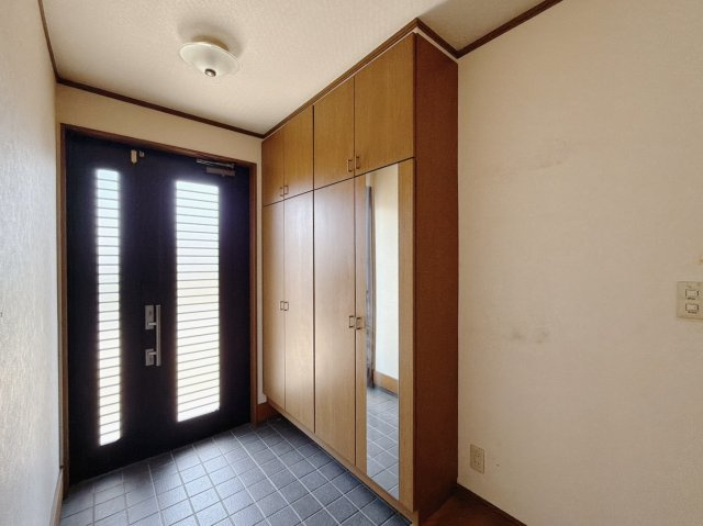 【中古戸建】足利市小俣町の玄関|■玄関｜収納豊富な玄関♪全身ミラー付き収納もあり、お出かけ前の身だしなみチェックもバッチリです！