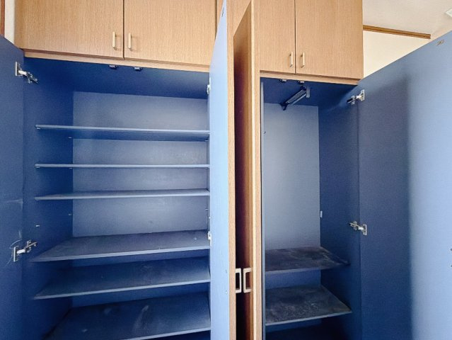 【中古戸建】足利市小俣町の玄関|■玄関｜こちらの下駄箱は仕切り板を外してブーツや長靴もしまえます。靴のデザインによって下駄箱もアレンジできる優れものです♪