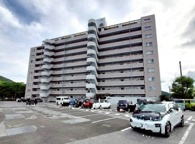 【大谷公園隣接♪】高知市大谷公園町アーネスト大谷公園　中古マンションの外観|緑に囲まれた閑静な住環境に立つ分譲マンション♪