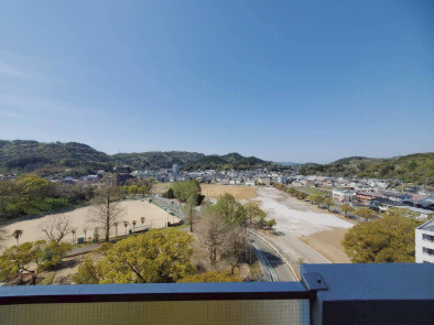 【大谷公園隣接♪】高知市大谷公園町アーネスト大谷公園　中古マンションの展望|高層階ならではの抜けた眺望。毎日この景色を楽しめます