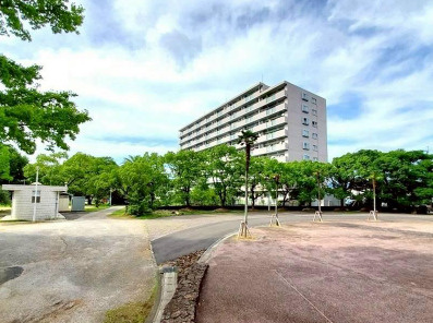 【大谷公園隣接♪】高知市大谷公園町アーネスト大谷公園　中古マンションのその他|広々とした敷地、目の前には緑豊かな公園。お子様の遊び場にも困りません