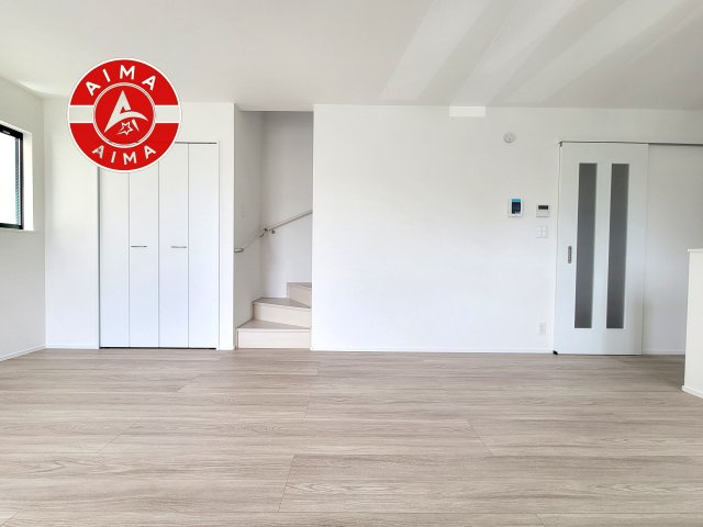 春日市春日原東町4丁目第1-4棟(C号棟)の居間・リビング|キッチンからリビングをしっかり確認できます。家族の笑顔があふれる空間になりそうですね。同社