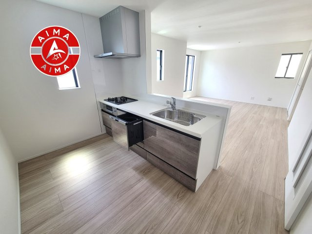 春日市春日原東町4丁目第1-4棟(C号棟)のキッチン|ダイニングテーブルへの配膳がラクラク、お料理はかどるカウンター付きシステムキッチン！