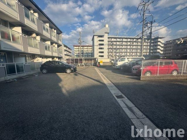 ウエストコーポの駐車場|駐車場があるので、車を買う予定の方も安心です