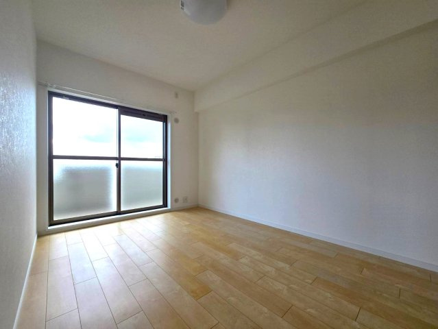レールシティ博多駅南の洋室|
落ち着いた色合いで、居心地が良さそうなお部屋です☆
