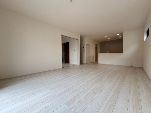 リーブルガーデン　大垣市青木町　全４区画分譲の居間・リビング|明るい日差しをふんだんに取り込んだリビングダイニングは家族の笑顔につつまれた素敵な空間になります。
一建設の家は精度が高く丈夫な工法を採用し、「住宅トップランナー基準」に対応しています。
