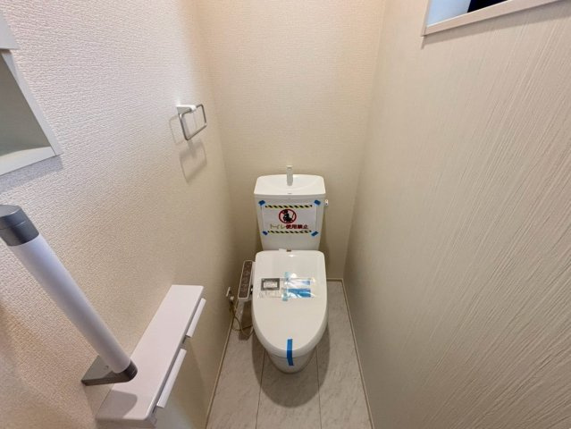 リーブルガーデン　大垣市青木町　全４区画分譲のトイレ|超表面平滑加工とイオンパワーの「セフィオンテクト」加工で、汚れが付きにくく落ちやすい仕様で清潔です。
便器にフチがないので汚れが隠れて見えない部分がありません。お手入れがとってもラクラクです。