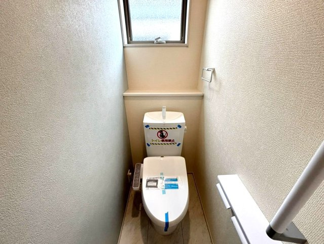 リーブルガーデン　大垣市青木町　全４区画分譲のトイレ|超表面平滑加工とイオンパワーの「セフィオンテクト」加工で、汚れが付きにくく落ちやすい仕様で清潔です。
便器にフチがないので汚れが隠れて見えない部分がありません。お手入れがとってもラクラクです。
■３号
