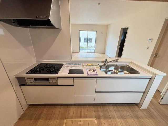 リーブルガーデン　大垣市青木町　全４区画分譲のキッチン|機能的で手入れがしやすいシステムキッチンでお掃除も楽々。蛇口は浄水器内蔵型で節湯CI対応水栓です。　
人造大理石カウンターやキッチンパネルなど明るくきれいにお使いいただけます。
■３号棟
■YAMAD