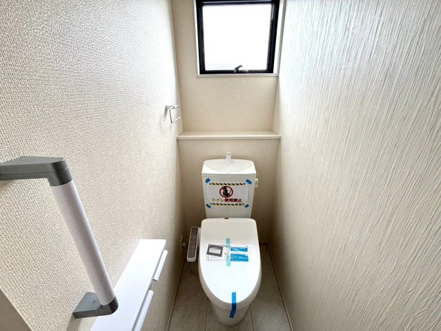 リーブルガーデン　大垣市青木町　全４区画分譲の独立洗面台|洗面化粧台 幅 750mm、軽く割れにくい洗面ボールと場所をとらないコンパクト設計の本体キャビネットです。
ミラー扉の内側は全て収納スペースです。リフトアップシャワーを採用し両手が自由に使えます