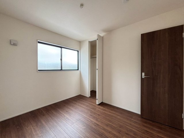 リーブルガーデン　大垣市青木町　全４区画分譲の寝室|すべての居室にはたっぷり収納できる大型のクローゼット、各室に２４時間換気システムを設置しています。
排気ファンから低風量で24時間強制排気し、家の中の空気をいつも新鮮に保ちます。
