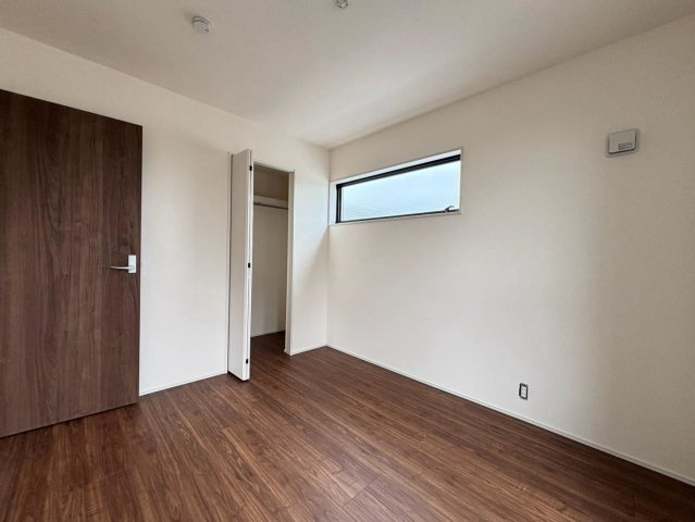 リーブルガーデン　大垣市青木町　全４区画分譲の洋室|全居室にたっぷり収納できる大型クローゼット、居室部分の窓ガラスには間に空気層を設けたペアガラスを採用。
高い断熱性と共にガラス面の結露対策にも効果を発揮します。