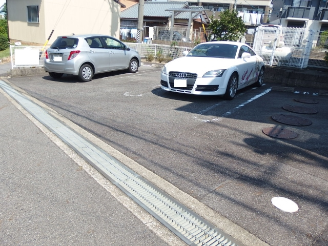 ドリーム向山の駐車場