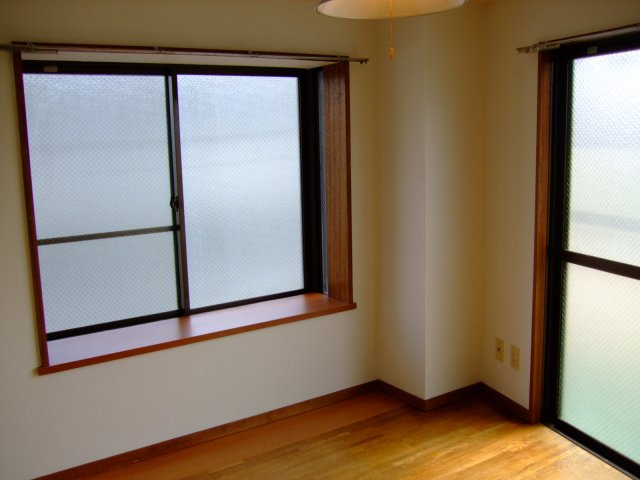 小林ビルの洋室|2面採光で明るいお部屋♪