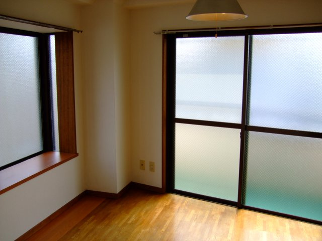 小林ビルの洋室|2面採光で明るいお部屋♪