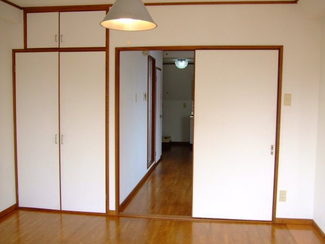 小林ビルの洋室