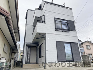 【外観】 | 厚木市三田南3丁目 中古戸建て | 販売現地　外壁・屋根塗装工事済　北東側約4.0ｍ公道に接道　駐車2台（車種によります）　※別途私道持分有