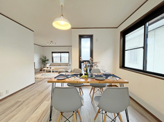 【居間・リビング】 | 厚木市三田南3丁目 中古戸建て | 2面採光：LDK18.1帖（2階）　※設置されている家具・小物等は販売対象外