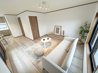【居間・リビング】 | 厚木市三田南3丁目 中古戸建て | LDK18.1帖（2階）別角度　※設置されている家具・小物等は販売対象外