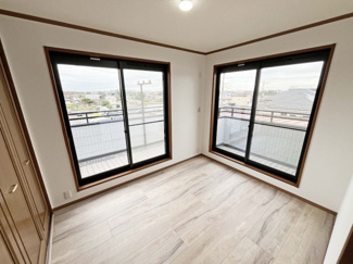 【洋室】 | 厚木市三田南3丁目 中古戸建て | バルコニー2箇所に面した洋室4.6帖（3階）