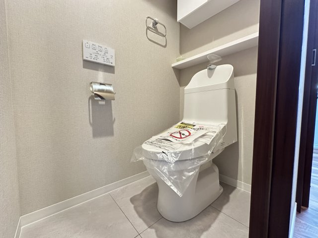 日神デュオステージ三ッ沢公園のトイレ|清潔感のあるトイレは、上部収納が便利です。温水洗浄便座になります。うれしい設備ですね。